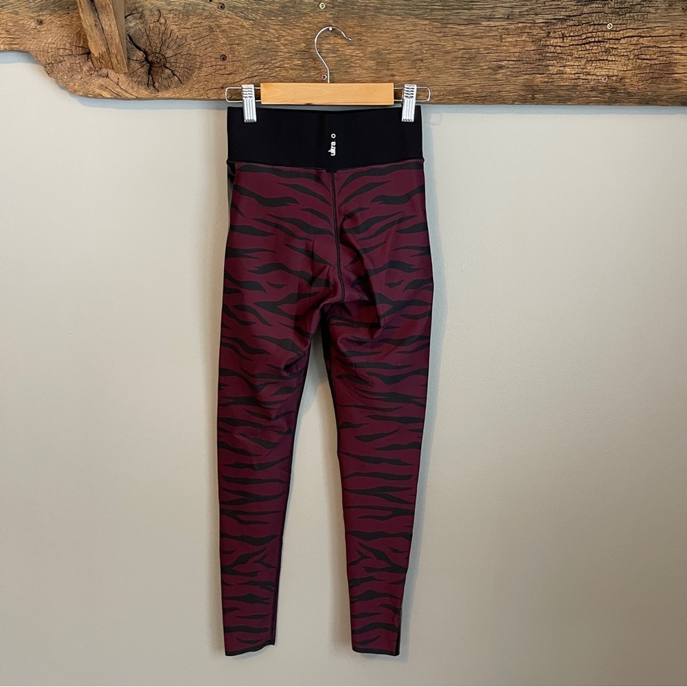 Ultracor Hypercolor Ultra-High Leggings in a black and magenta animal print - Picture 3 of 4